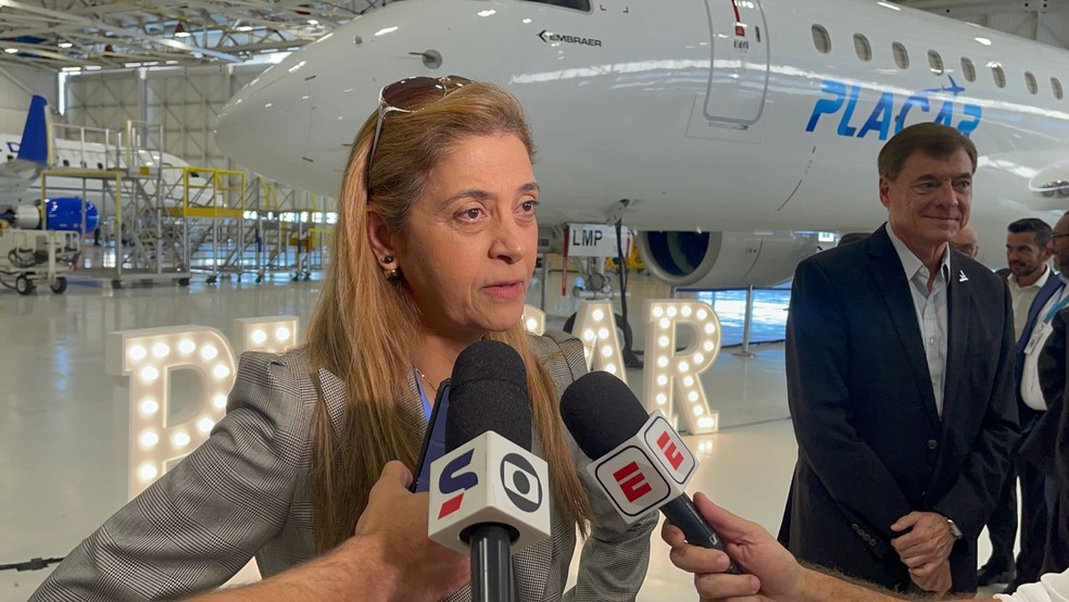 Leila Pereira na apresentação do avião que será usado pelo Palmeiras — Foto: Thiago Ferri 