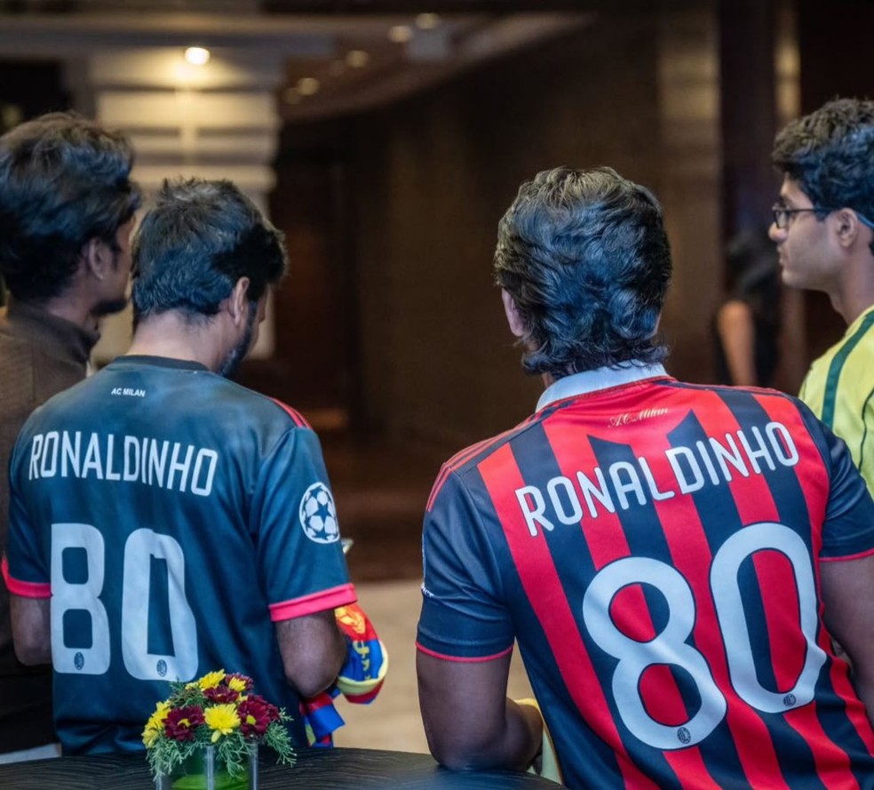 Fãs de Ronaldinho esperando para pedir autógrafos ao brasileiro — Foto: Brazil Soccer Academy