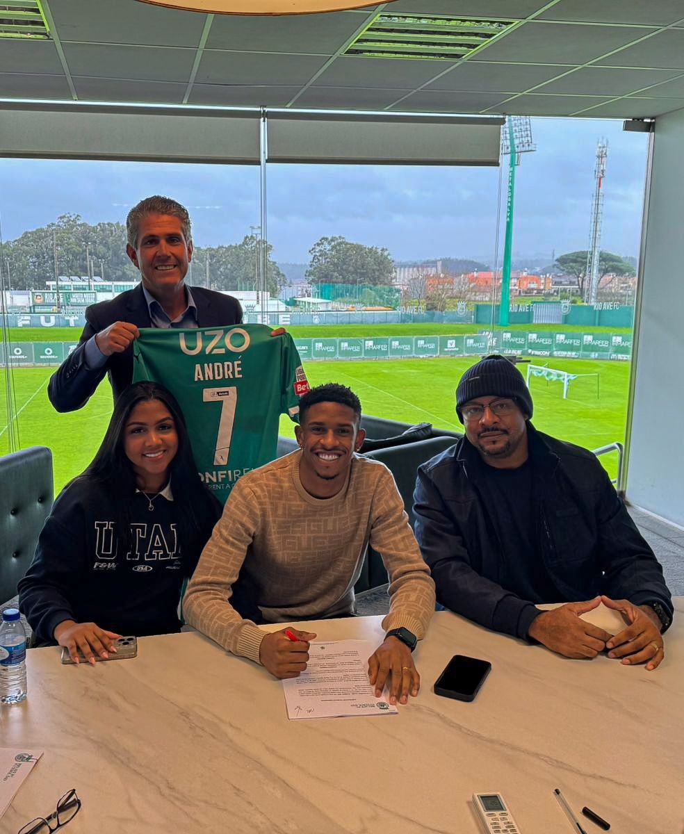 André, ex-Flamengo, assina contrato com o Rio Ave ao lado do empresário André Soy, do pai e da esposa, Sabryne Oliveira