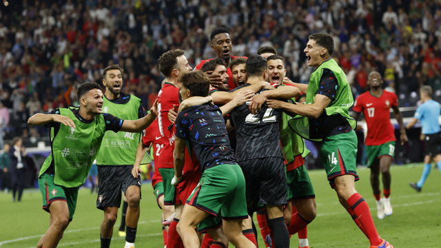Jogadores de Portugal festejam com Diogo Costa após defesas de pênaltis contra a Eslováquia