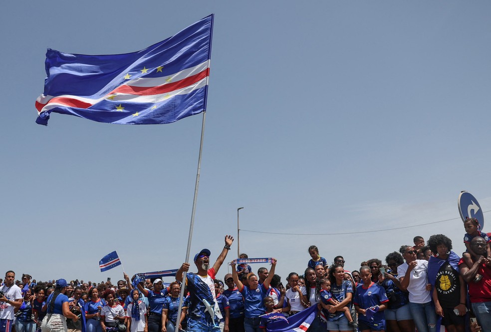 Bandeira de Cabo Verde hasteada durante festa de comemoração pela chegada da seleção — Foto: REUTERS/Sodiq Adelakun