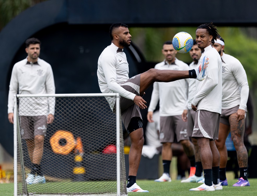 Alex Santana deve atuar como terceiro homem de meio-campo no Grêmio — Foto: Rodrigo Coca/Agência Corinthians