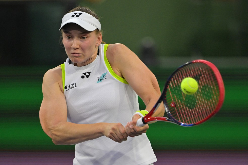 Elena Rybakina rebate bola em Indian Wells — Foto: Jayne Kamin-Oncea-Imagn Images