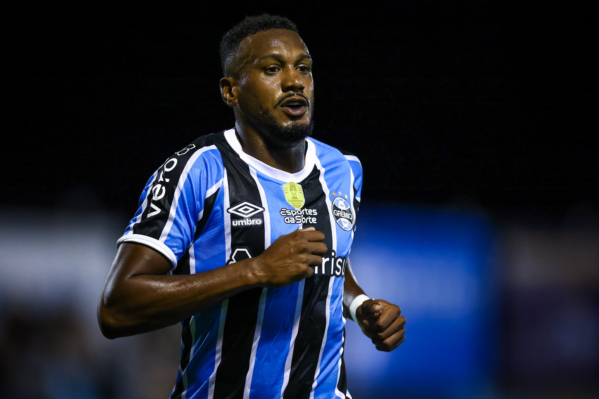 Edenilson cobra valores do Internacional na Justiça em ação contra o Grêmio