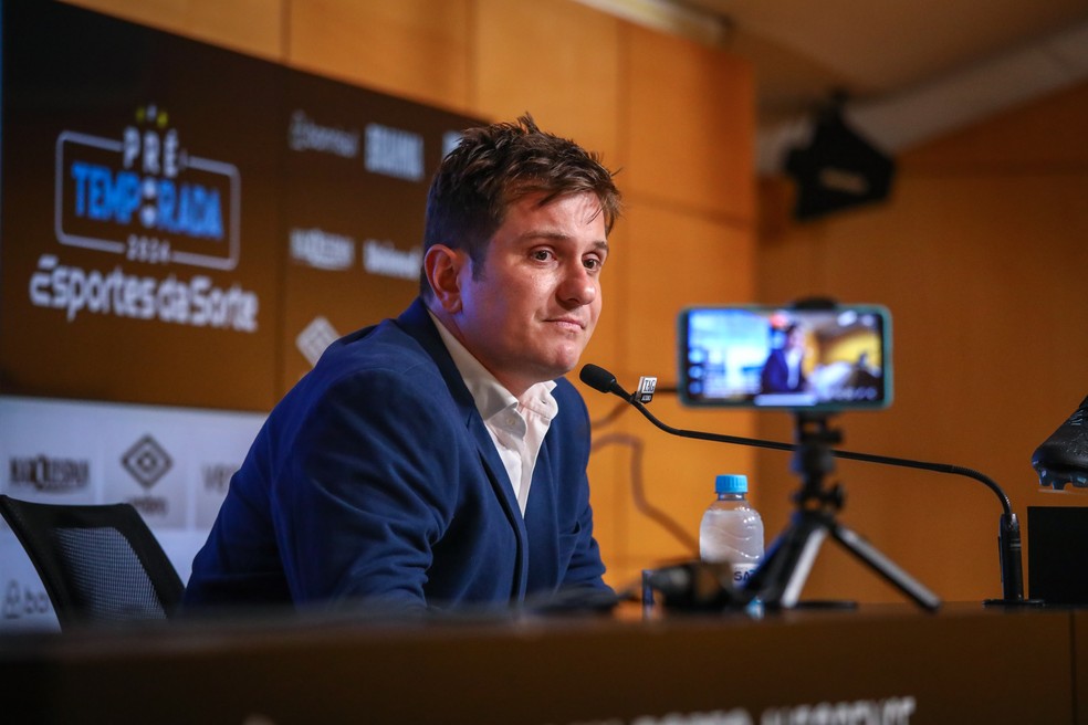Antônio Brum em entrevista coletiva no auditório da Arena do Grêmio — Foto: Lucas Uebel/Grêmio