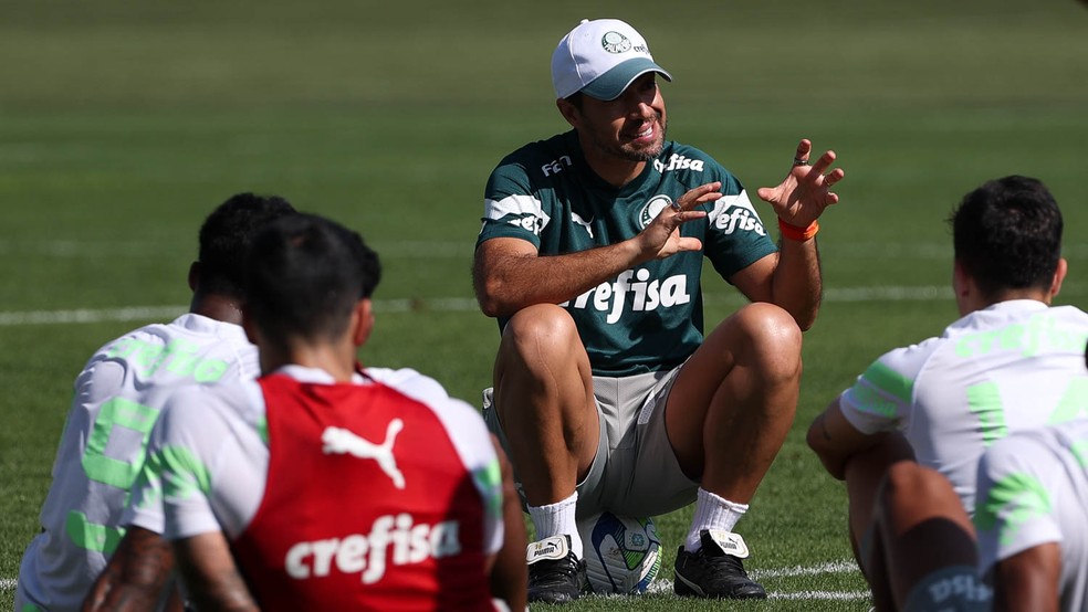 Abel Ferreira conversa com elenco do Palmeiras em treino na Academia de Futebol — Foto: Cesar Greco/Palmeiras