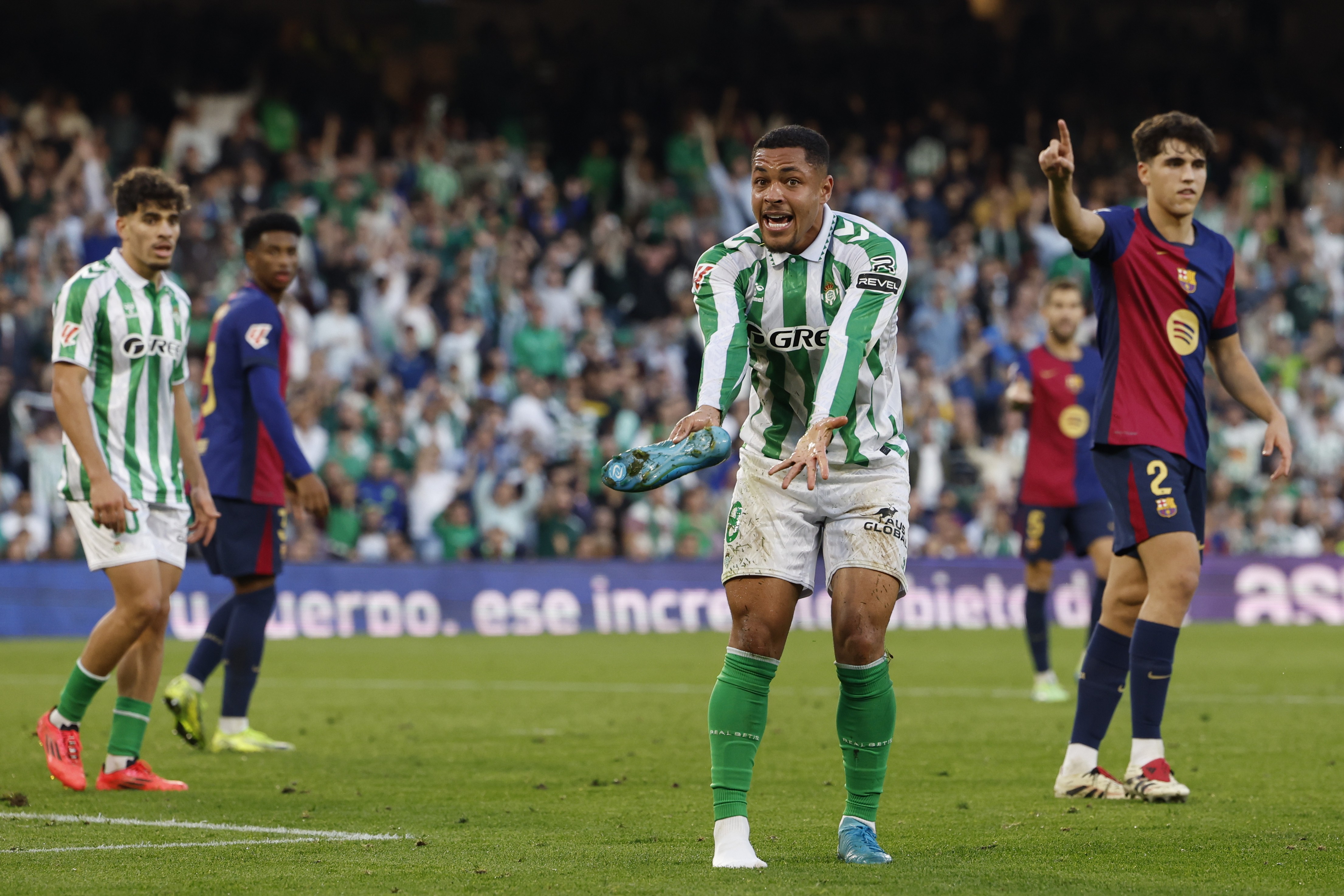 E o Vitor Roque? Entenda como está a negociação envolvendo Palmeiras, Barcelona e Betis