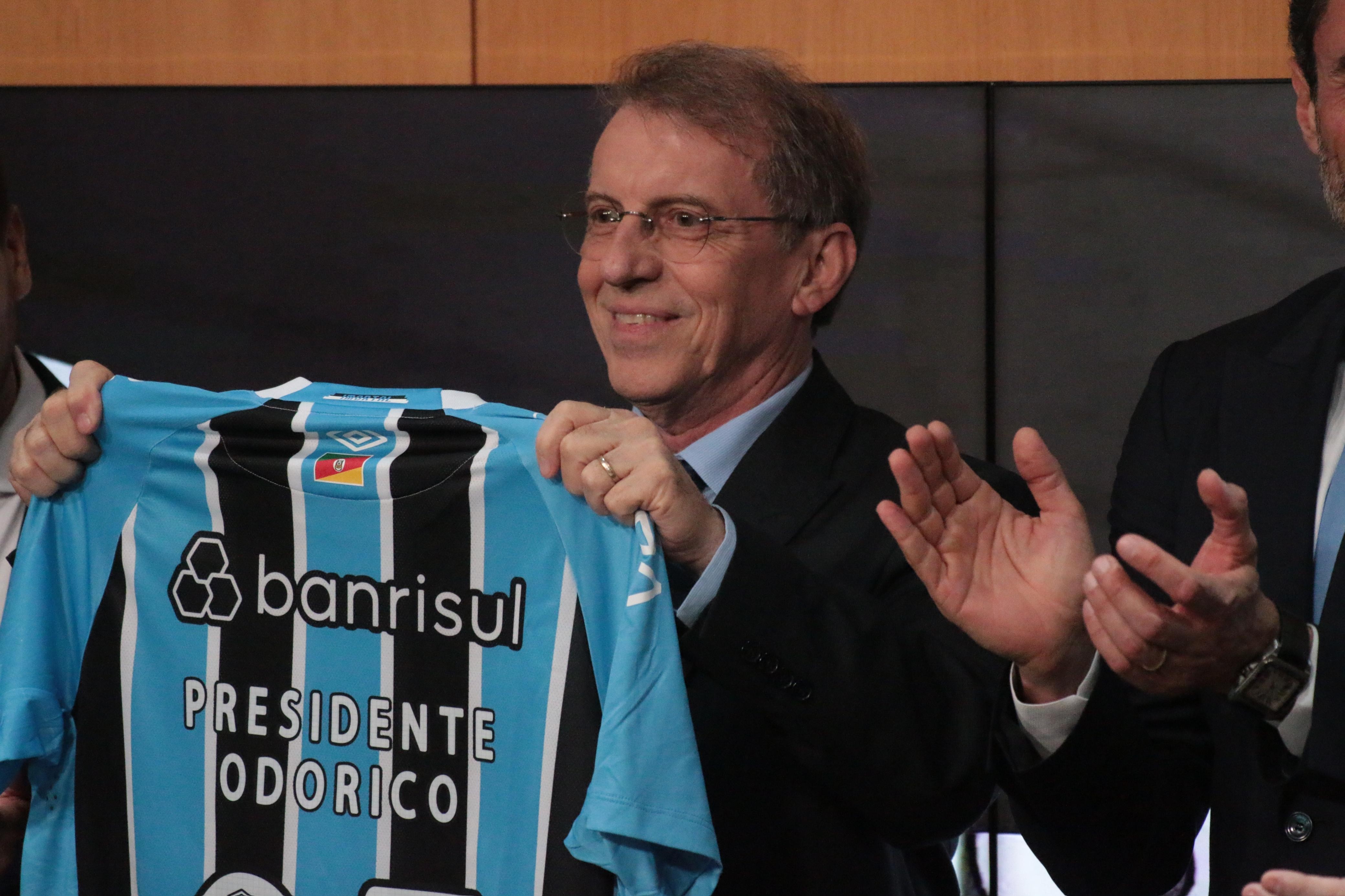 Odorico Roman assume presidência do Grêmio focado em competitividade e sustentabilidade.