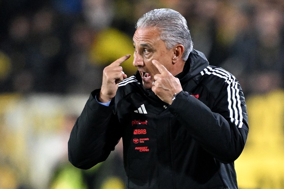 Tite em Peñarol x Flamengo — Foto: Eitan ABRAMOVICH / AFP