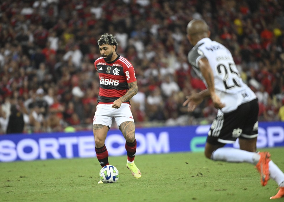 Gabigol voltou a jogar e entrou de meia em uma formação com quatro atacantes; não funcionou — Foto: André Durão