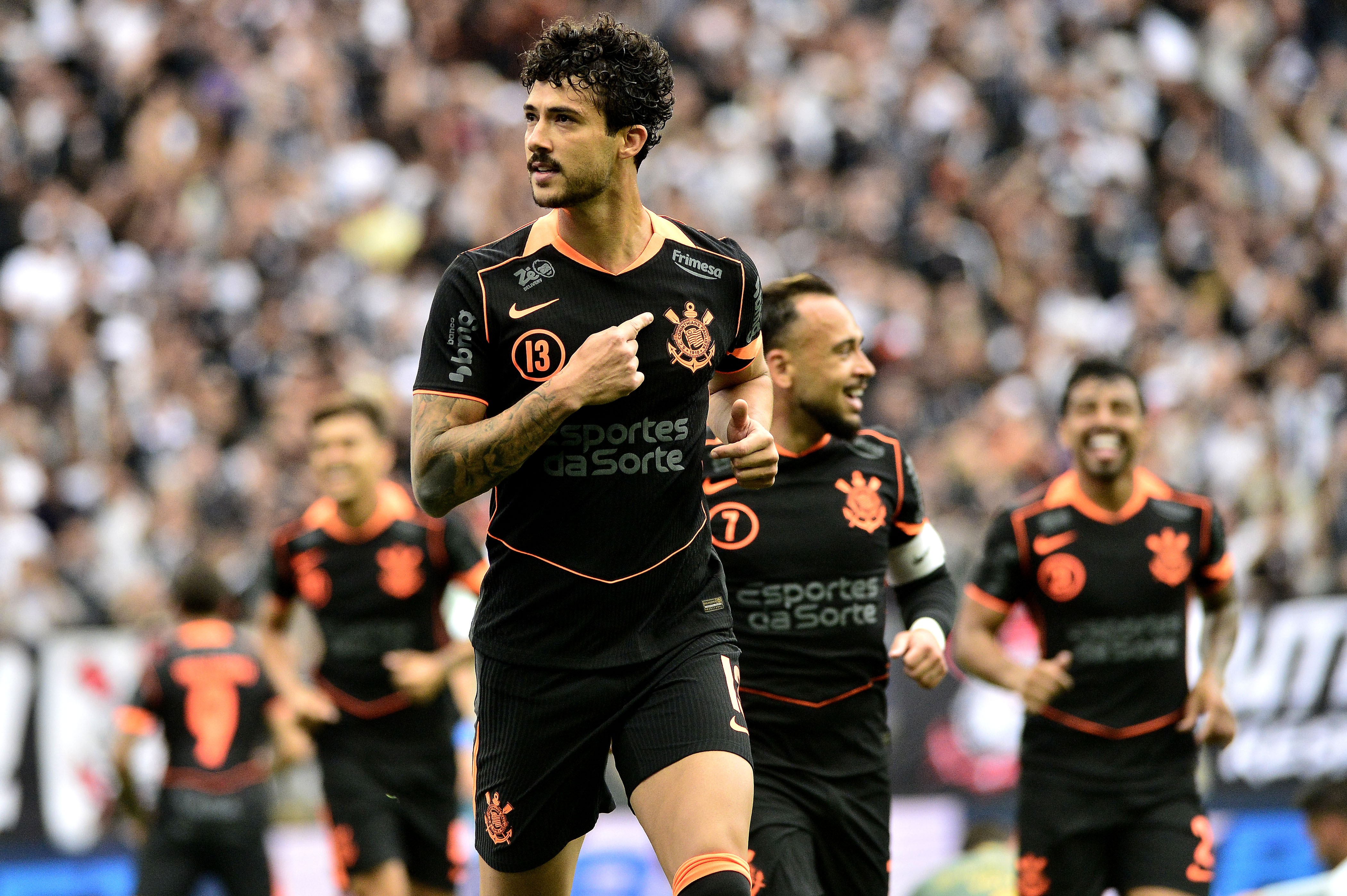 Memphis brilha e Gustavo Henrique garante vitória do Corinthians em duelo decisivo contra o Grêmio