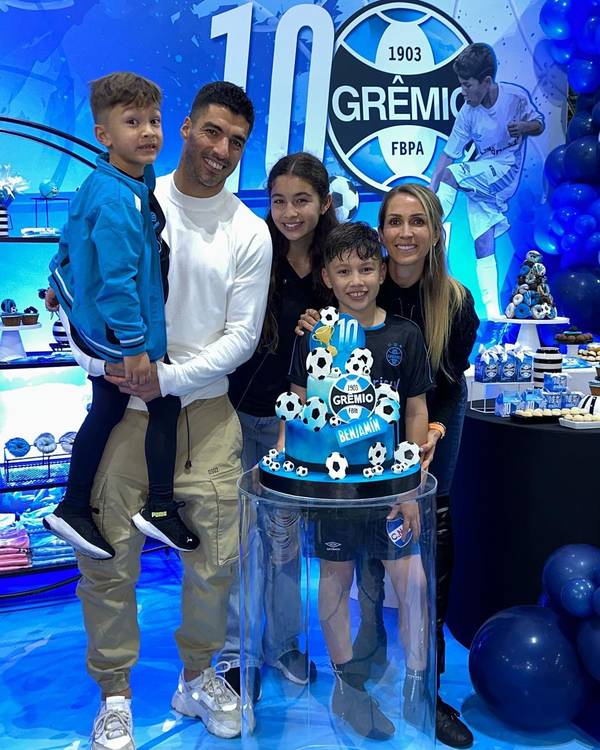 Suárez faz gol de bicicleta em festa de aniversário do filho; veja o vídeo