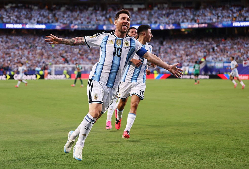 Messi marca três vezes na vitória da Argentina sobre a Argélia na Copa do Mundo — Foto: Getty Images