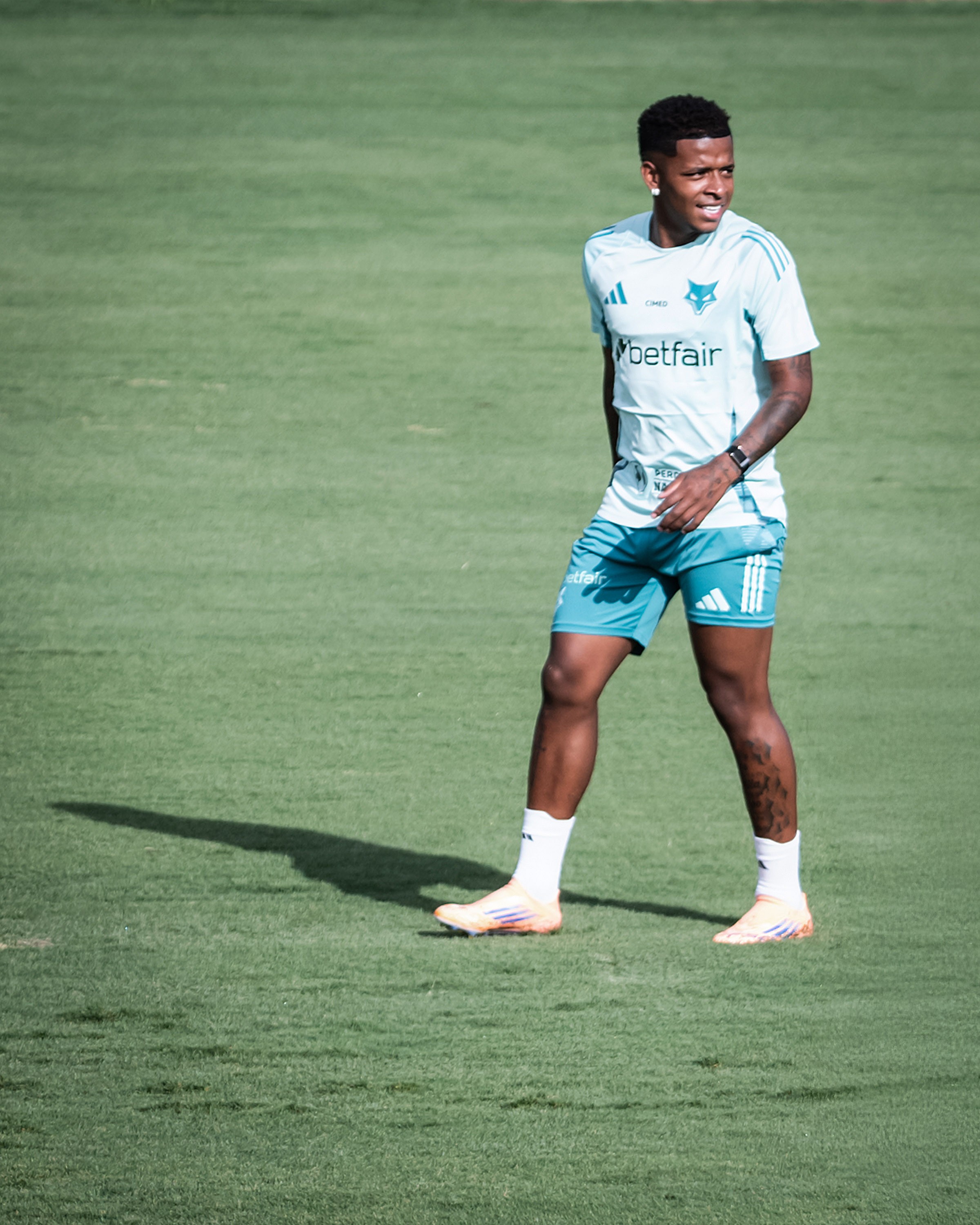 Arroyo treina com o elenco do Cruzeiro em preparação para jogo contra o Botafogo