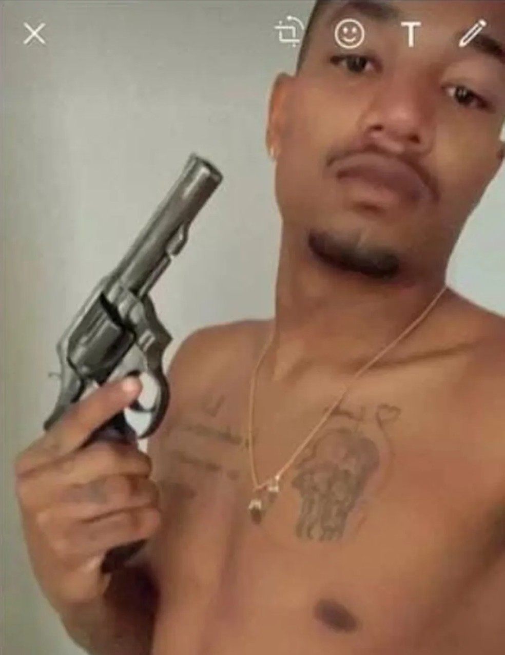 Esposa posta foto de Fernandinho, do Mirassol, com arma de fogo — Foto: Foto: Reprodução/Instagram
