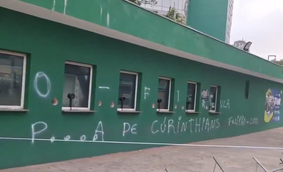 Muros da sede do Palmeiras são pichados após derrota para o Corinthians — Foto: Reprodução/Marcos Costi