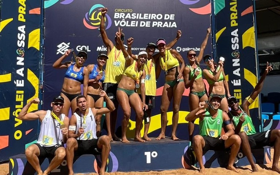 Vôlei de praia: brasileiros garantem prêmios em categorias no