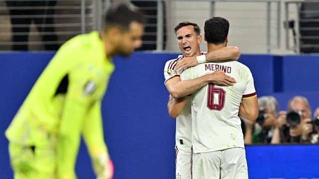 Mikel Merino comemora em Portugal x Espanha