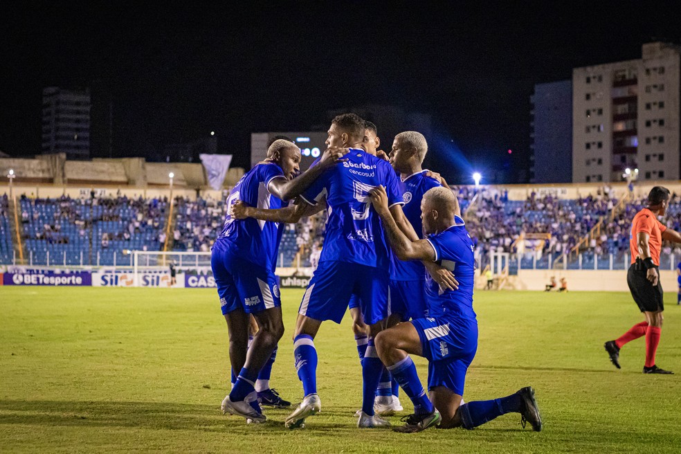 Jogadores do Confiança comemoram — Confiança x Guarani