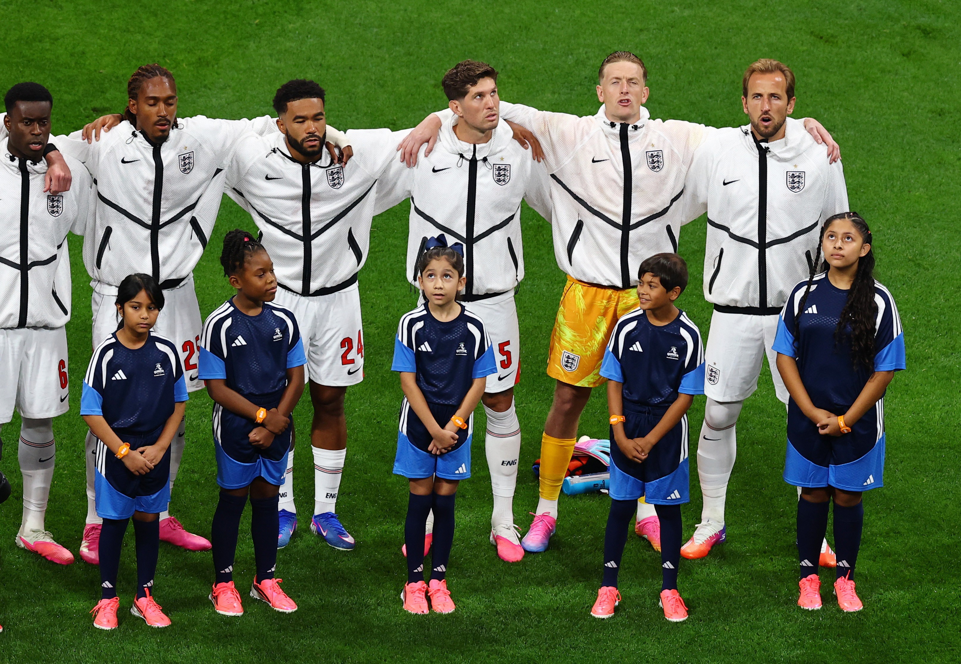 Torcida argentina canta na hora do hino inglês e irrita jogadores da Inglaterra