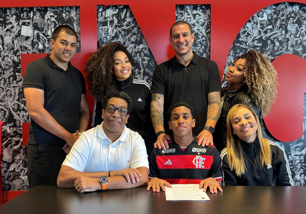 Joshua e a família em sua última renovação de contrato em 2024 — Foto: Reprodução