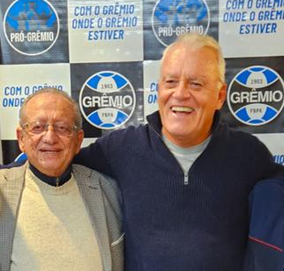 Empresário Sérgio Canozzi (D) foi anunciado como pré candidato em jantar em à Saul Berdichevski (E), ex- diretor médico do clube. — Foto: Divulgação