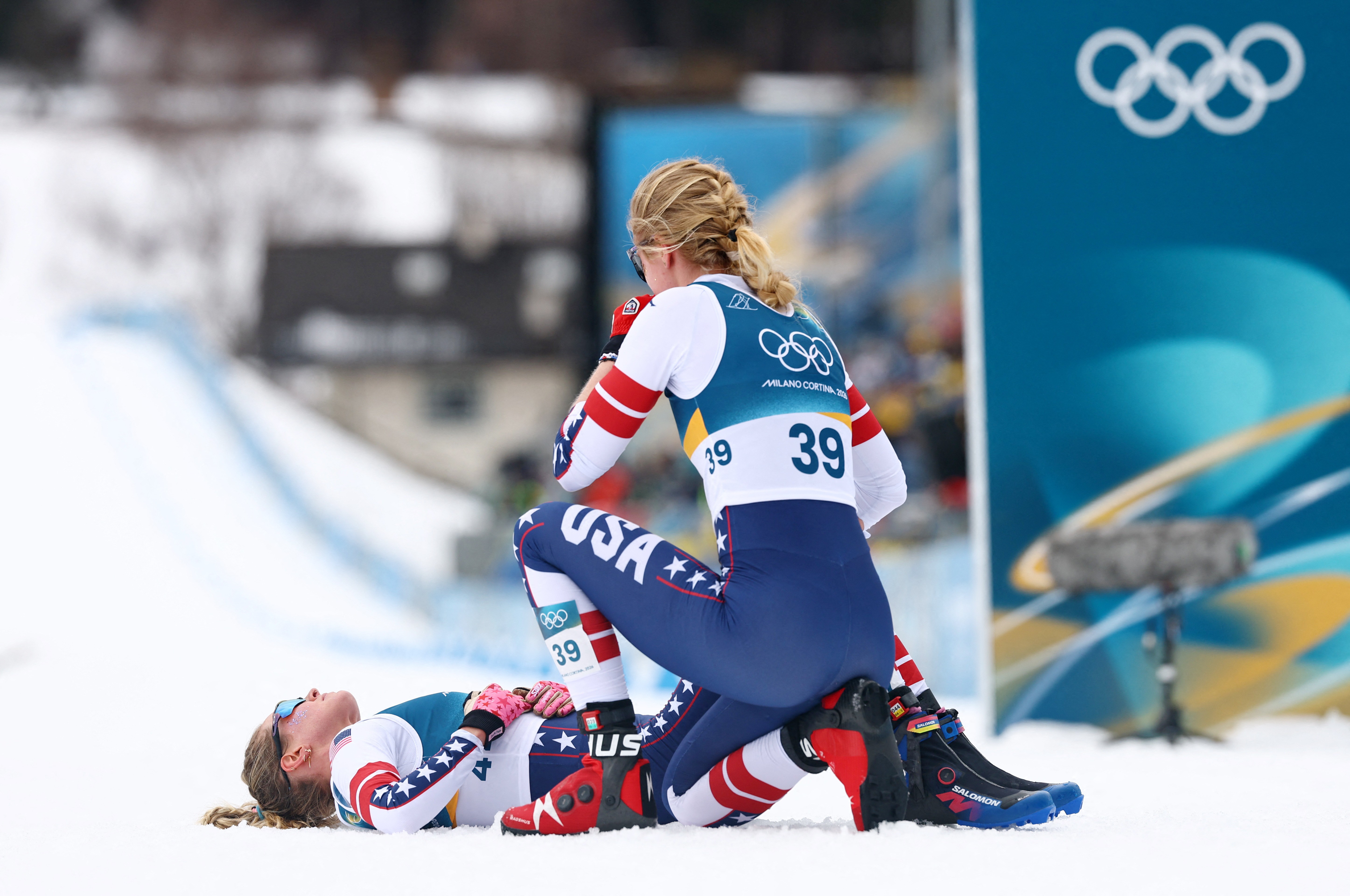 Americana compete com a costela quebrada, chora de dor e leva bronze no esqui cross-country; vídeo