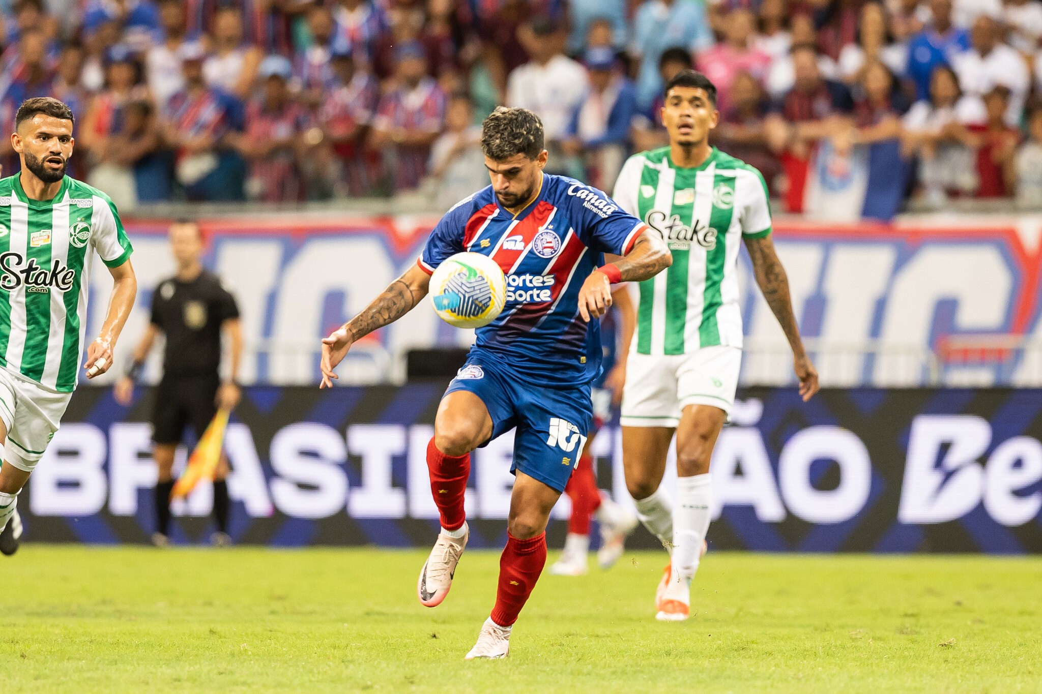 Bahia defende tabu histórico em duelo de opostos com o Juventude