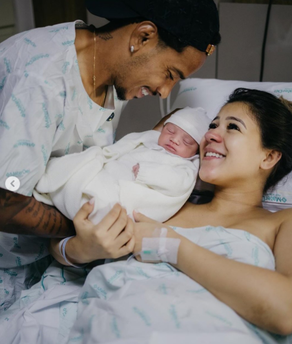 Matheus Pereira, o filho Theo e a esposa — Foto: Reprodução/ Instagram
