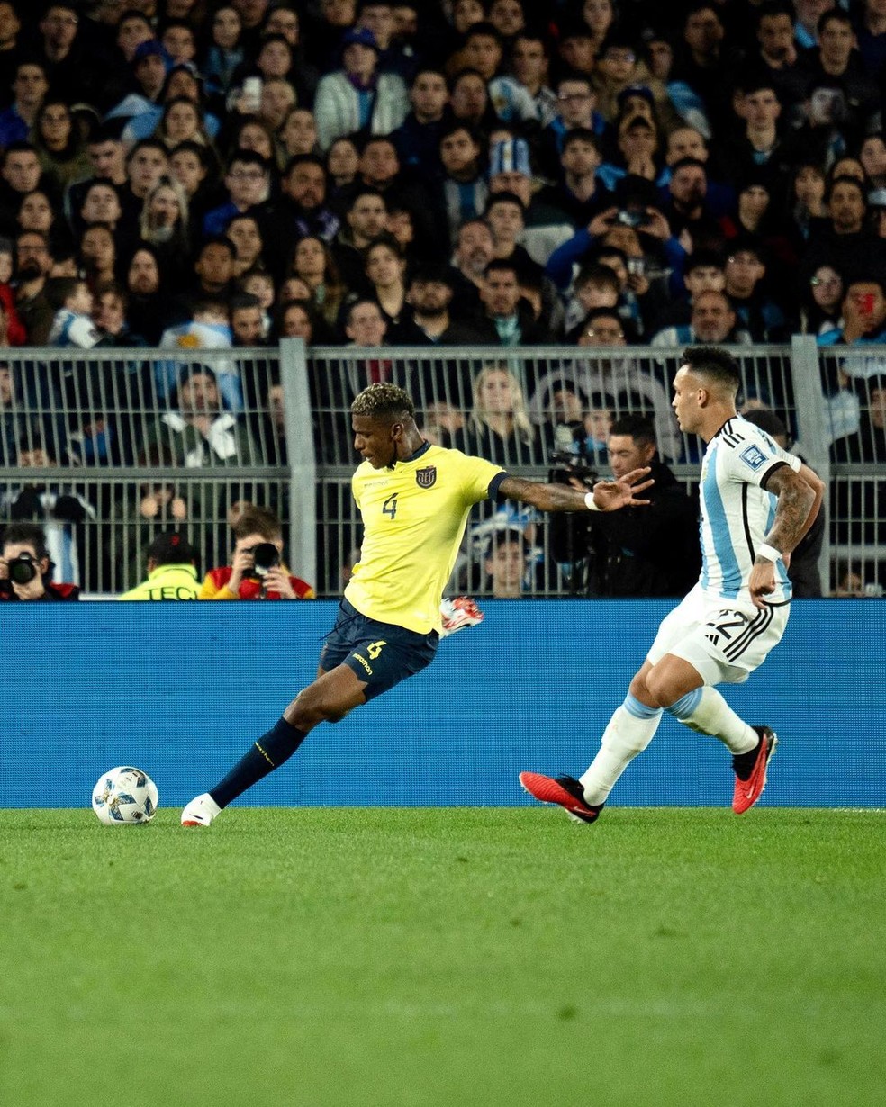 Arboleda defendeu o Equador contra a Argentina nas eliminatórias — Foto: instagram.com/latriecu/