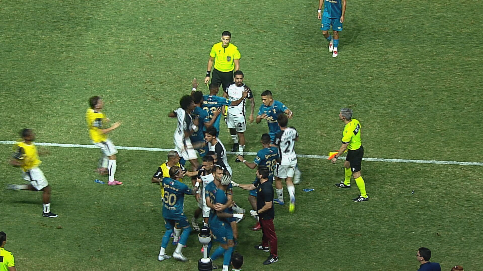 CENAS LAMENTÁVEIS! Jogadores do Sport e Corinthians se desentendem e protagonizam discussão em jogo!
