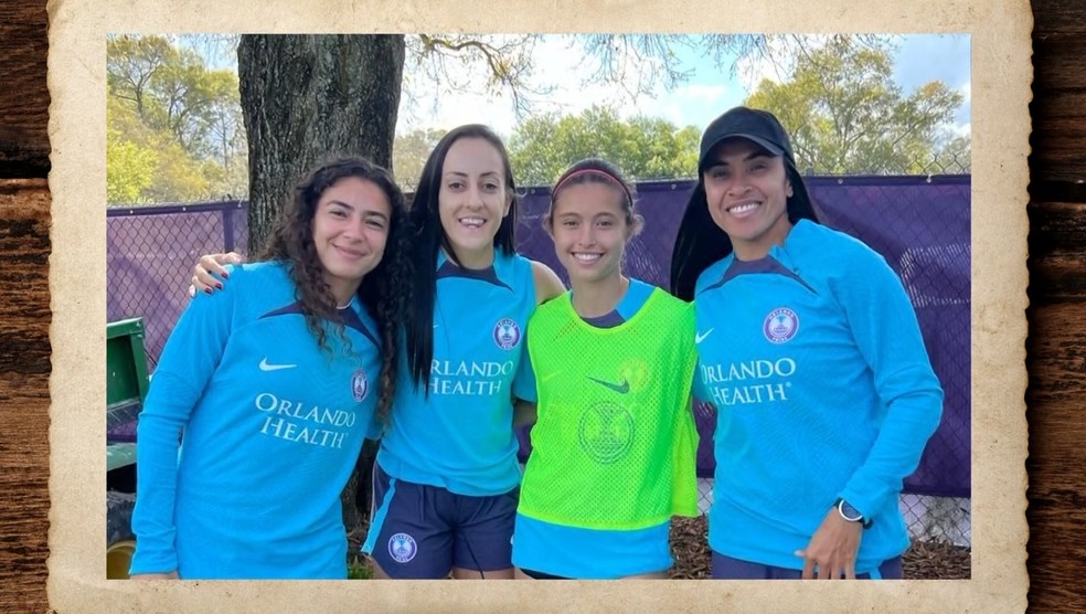 Lara Almeida com Marta e jogadores do Orlando Pride
