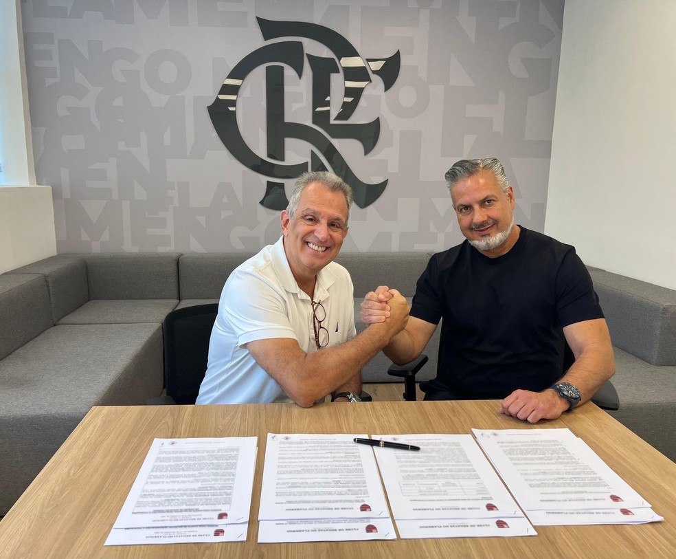 José Boto assinou o contrato com o Flamengo ao lado de Bap — Foto: Divulgação / Flamengo