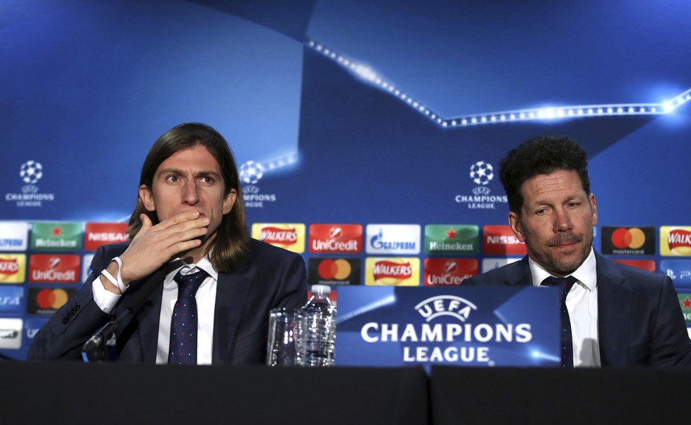 Filipe Lus ao lado de Simeone em coletiva no Atltico de Madrid  Foto: AP 