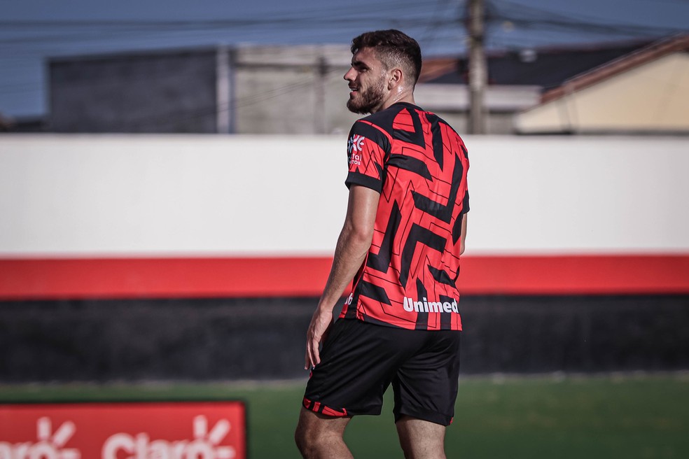 CRB acerta contratação do zagueiro Heron, que estava no Atlético