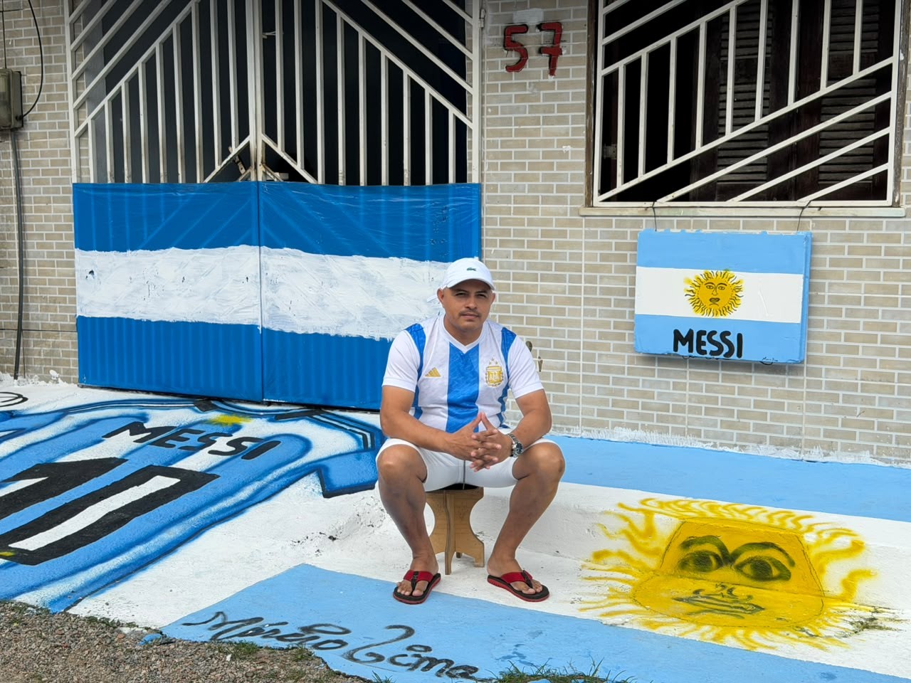 Brasil? Torcedor da Argentina surpreende vizinhos e decora casa para a Copa
