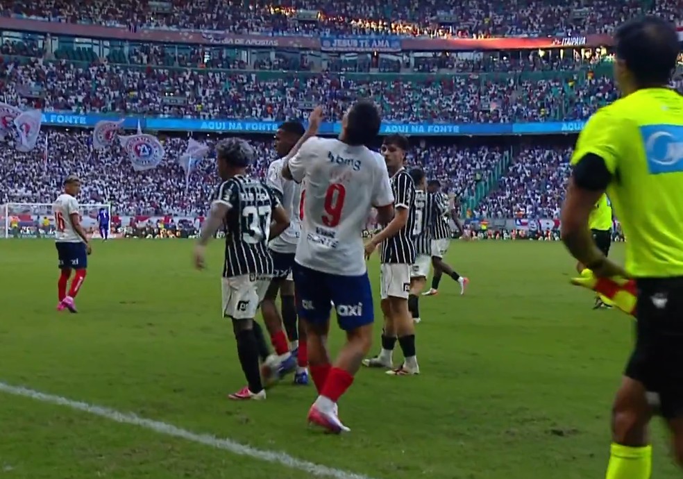Momento em que Alejo Véliz alega ter sido atingido por braço de Kaio César em Bahia x Corinthians — Foto: Reprodução