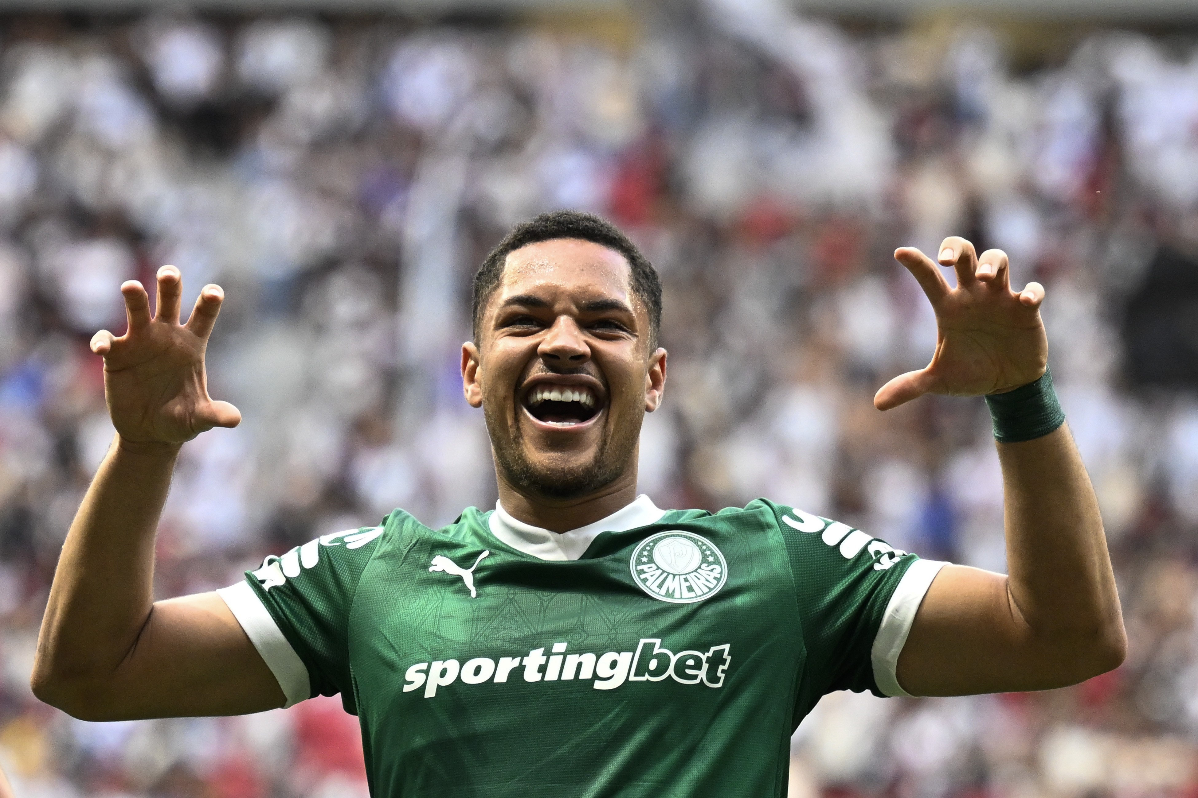 Comemoração de Vitor Roque no Palmeiras vira alvo de memes criativos.