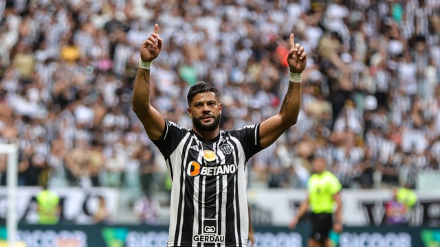 Hulk comemora gol pelo Atlético-MG contra o Grêmio