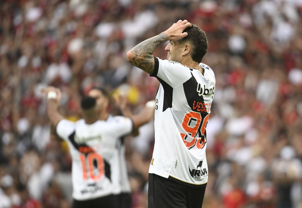 Vegetti lamenta chance perdida pelo Vasco, em clássico contra Flamengo — Foto: André Durão
