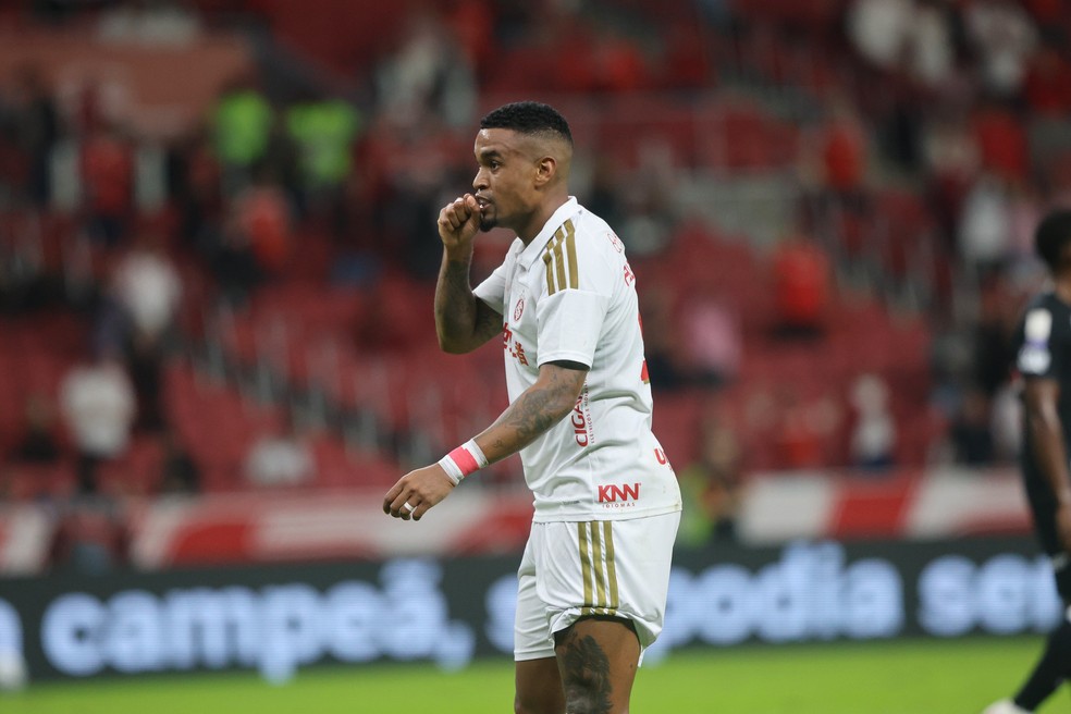 Alerrandro entre os reforços do Inter