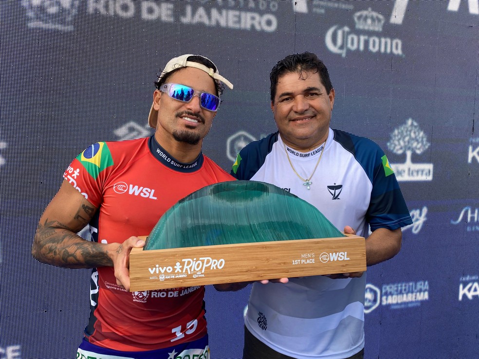 Italo Ferreira segura troféu com o pai, seu Luizinho Ferreira — Foto: Winne Fernandes