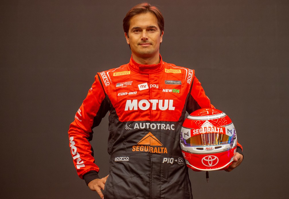 Nelsinho Piquet exibe Toyota Corolla para Stock Car em 2023 com