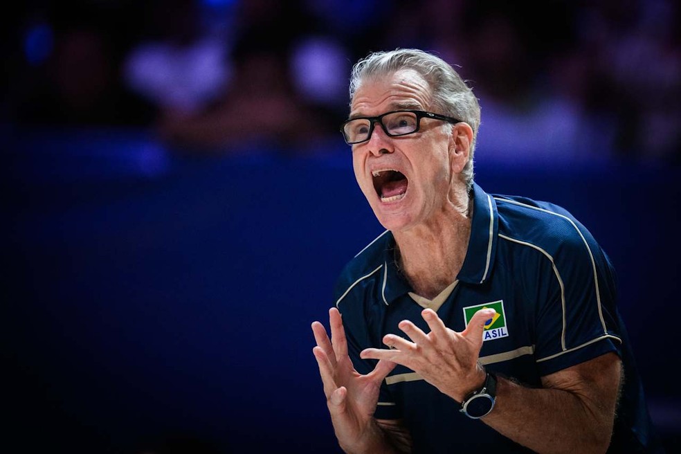 Bernardinho orienta jogadores do Brasil na decisão de bronze da VNL — Foto: Divulgação/FIVB