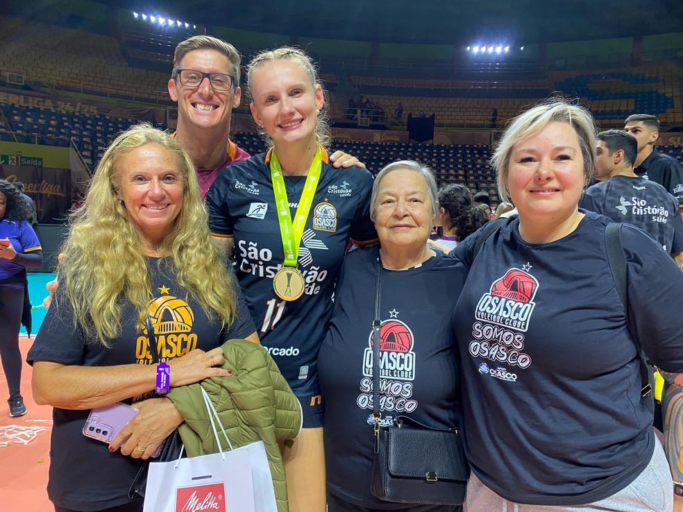 Valquíria, do Osasco, posa com a família após título da Superliga — Foto: David Abramvezt