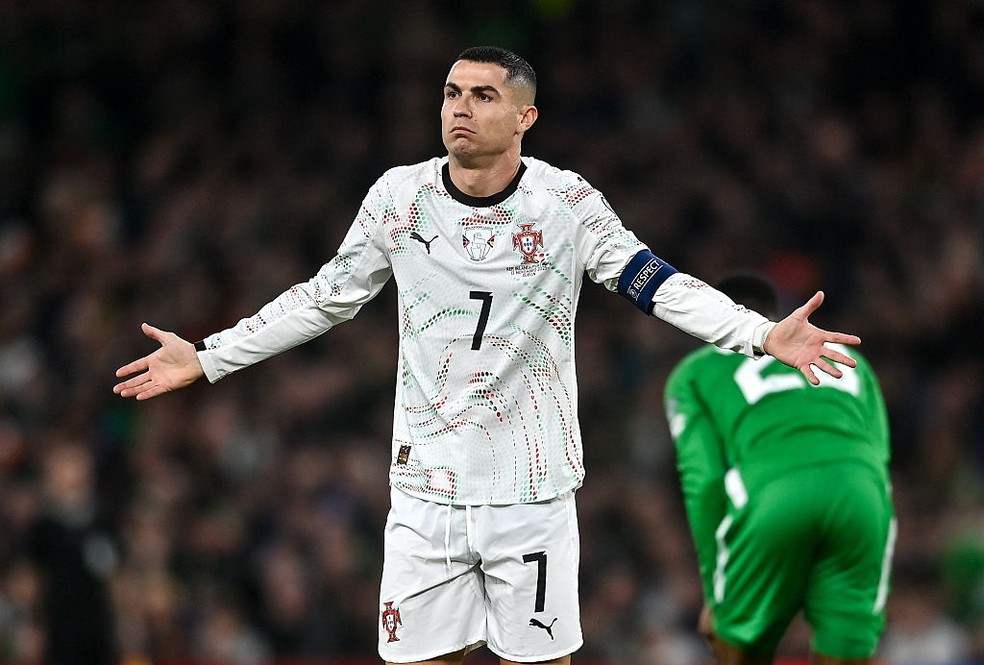 Cristiano Ronaldo é expulso em Irlanda x Portugal — Foto: Getty Images