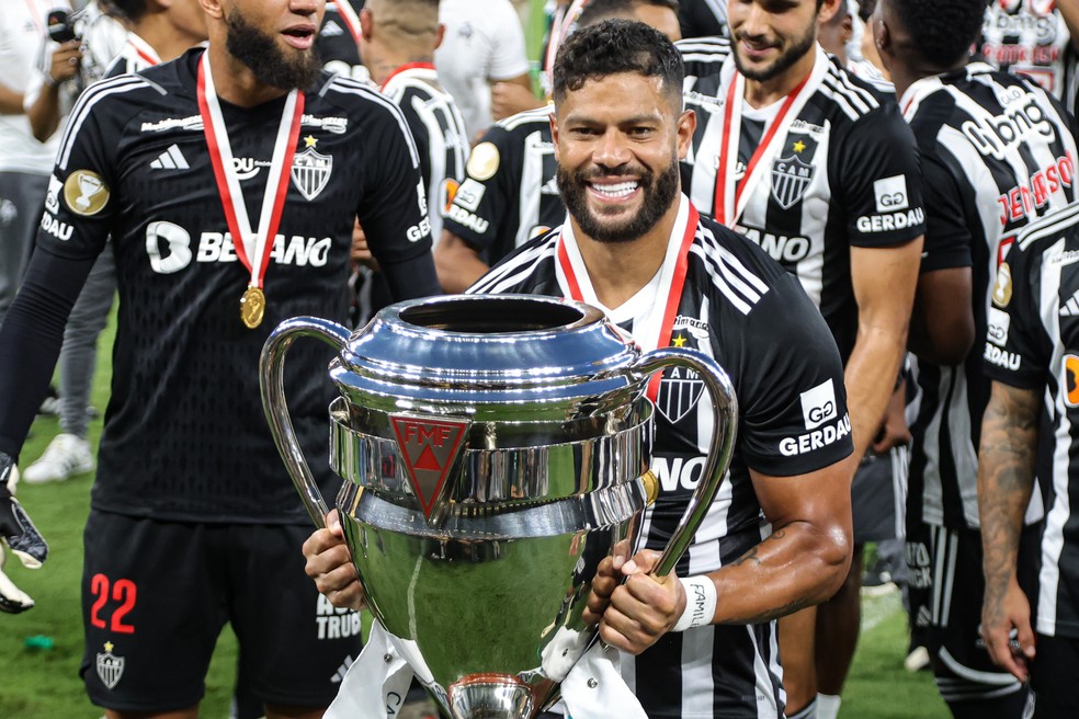 Hulk com a taça de campeão mineiro 2024 com o Atlético-MG — Foto: Gilson Lobo/AGIF