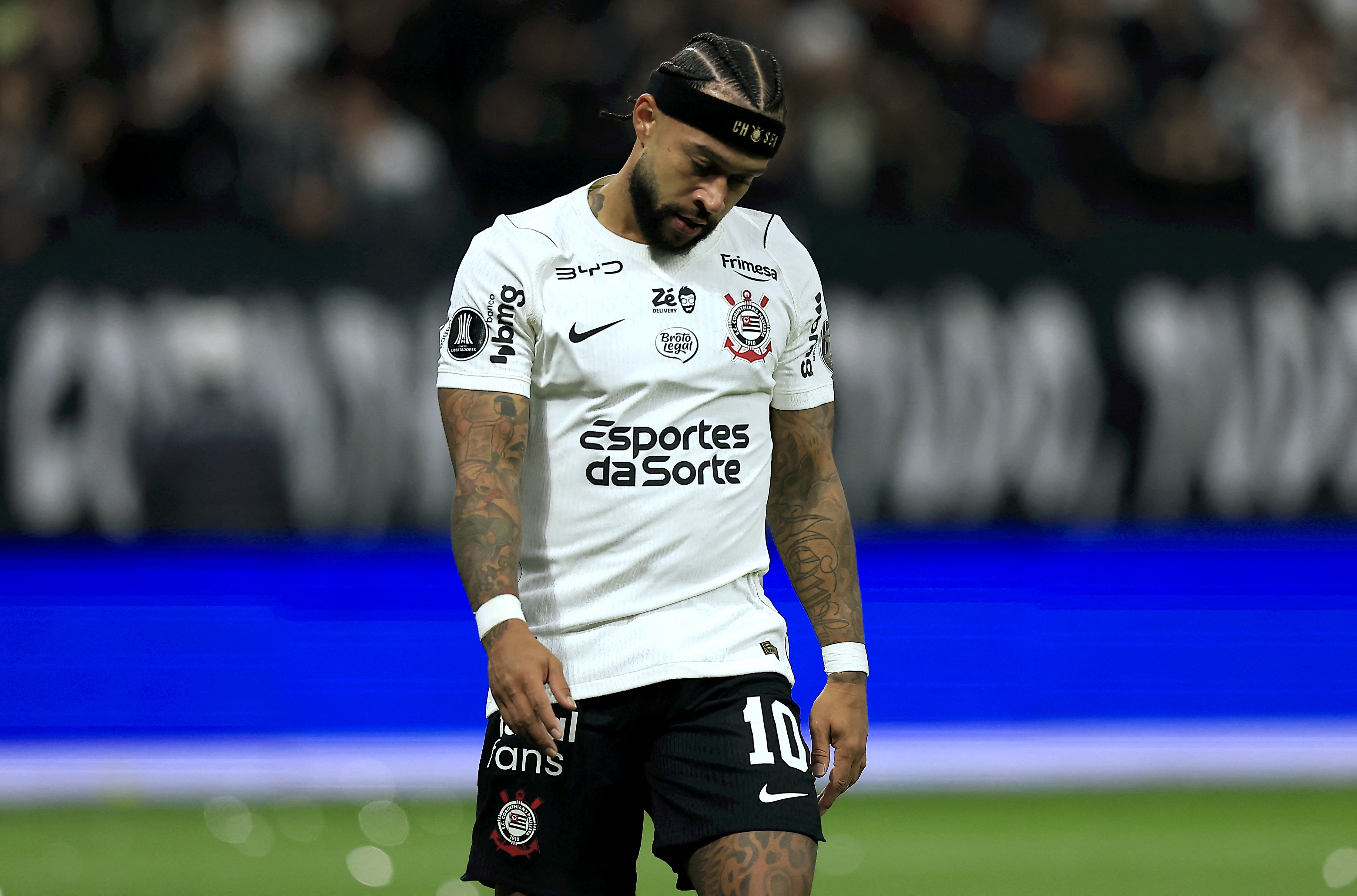 Gustavo Henrique e Memphis não passam pela zona mista e podem gerar multa para o Corinthians
