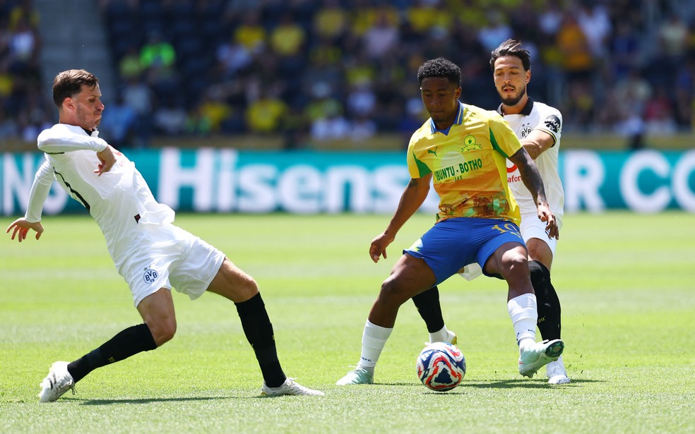 Lucas Ribeiro em ação pelo Mamelodi Sundowns — Foto: Reuters