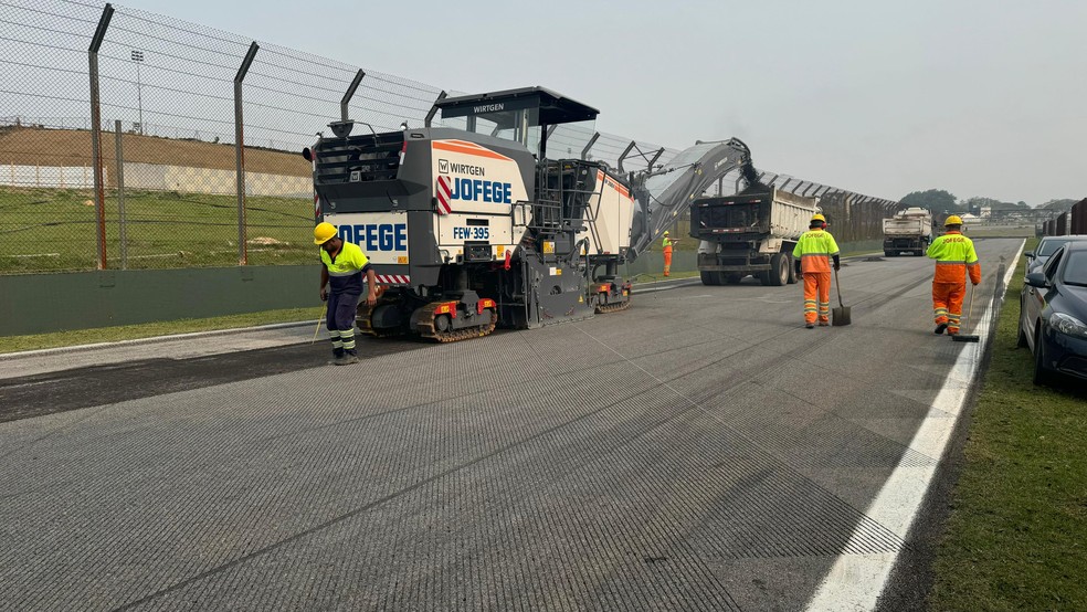 Máquinas já estão retirando a atual camada asfáltica do Autódromo José Carlos Pace, em Interlagos — Foto: Marcelo Shan